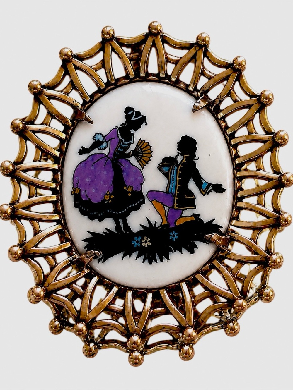Vintage estate courting couple cameo brooch gold tone